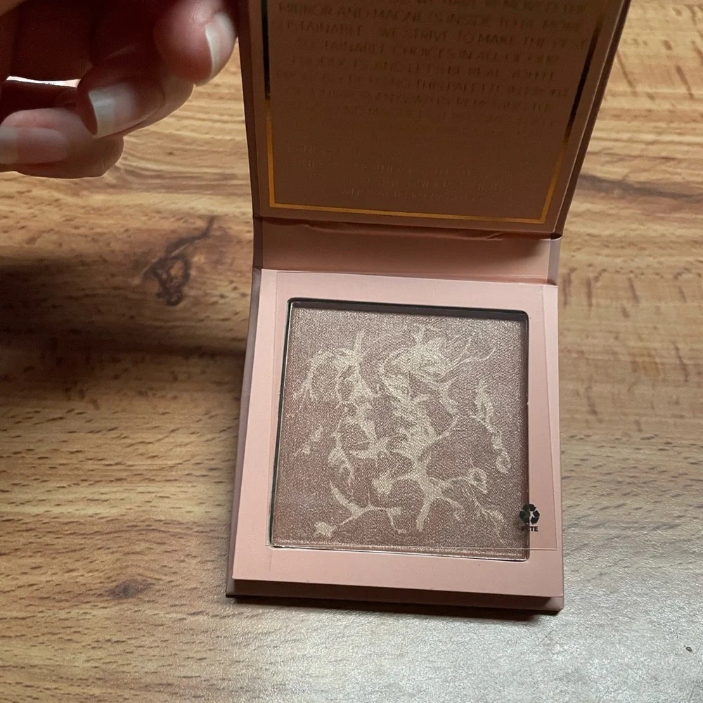 TYS BEAUTY Lip Crayon Liner & ĀTHR BEAUTY Diffused Reflections Bronzing Powder